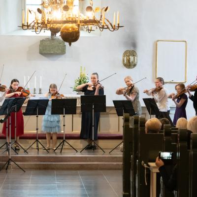 Viuluakatemialaisia Tuomas Haapasen muistokonsertissa