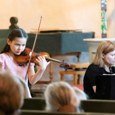 Viuluakatemialaisia Tuomas Haapasen muistokonsertissa