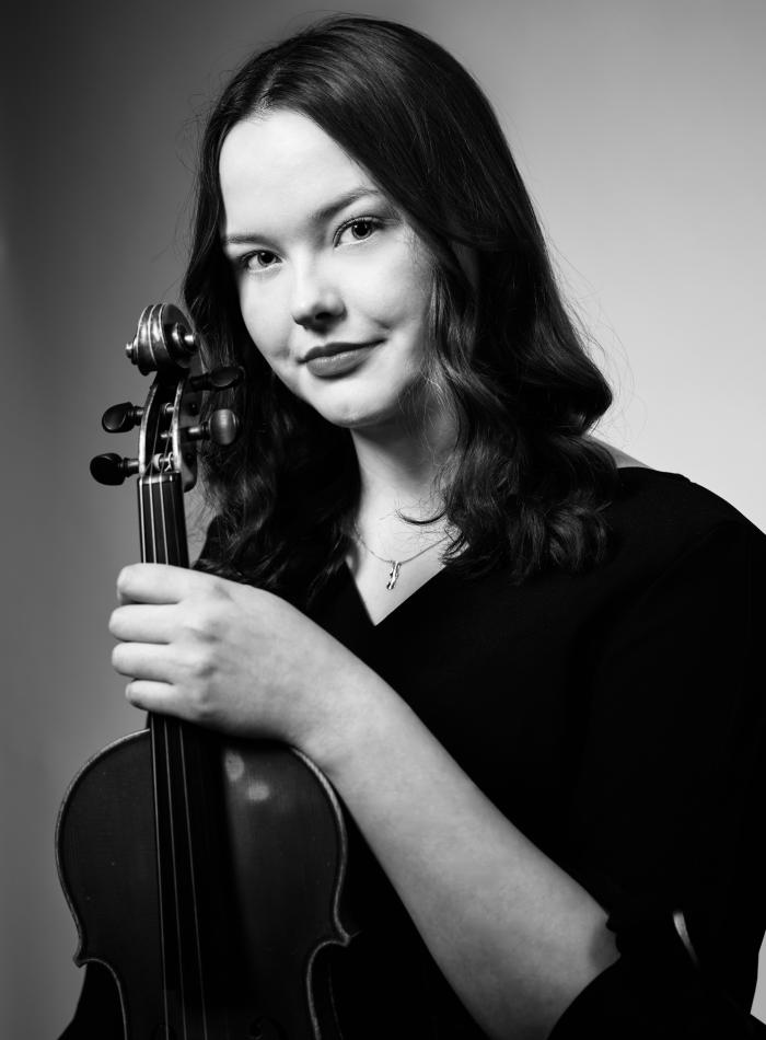 "Pirta Pöllänen (s. 2004, Suomi) aloitti viulunsoitonopintonsa 4-vuotiaana Kotkan seudun musiikkiopistossa opettajanaan Airi Koivukoski, ja myöhemmin Sirkku Mantere sekä Merle Kaadu. Vuonna 2014 hän jatkoi opintojaan Pertti Sutinen opissa Lahden konservatoriossa, missä hän suoritti myös muusiikkialan perustutkinnon vuosina 2019-2023 opettajanaan Maaria Leino. Syksyllä 2023 Pöllänen aloitti opinnot Taideyliopiston Sibelius-Akatemiassa, klassisen musiikin instrumenttiopinnoissa Petri Aarnion luokalla. 	Porvoo