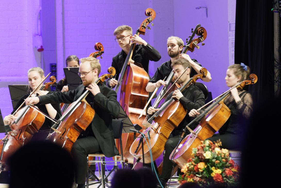 Jousisoittajia esiintymässä